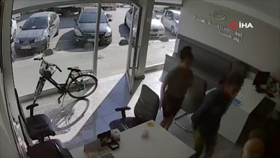 Arnavutköy'de pes dedirten sadaka kutusu hırsızlığı: Biri poşete koyarak arkasında sakladı, diğeri çalarak kaçtı