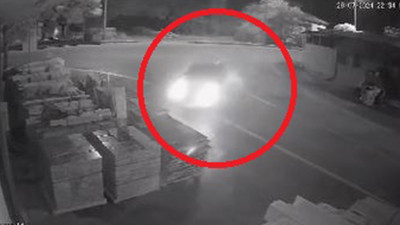 Kayseri'de feci kaza kamerada! Otomobil, iş yerinin bahçesindeki mermer yüklü paletlere böyle girdi