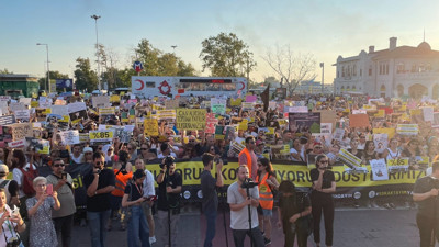 Yaşam hakları savunucuları Kadıköy'de bir araya geldi. Hayvanları Koruma Kanunu'ndaki değişiklik teklifini protesto ettiler