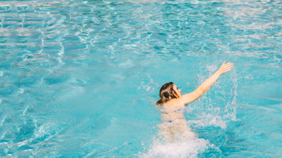 Deniz ve havuz keyfiniz kabusa dönüşmesin: Kulağınızda bu belirtiler varsa aman dikkat. Dış kulak enfeksiyonu belirtileri nelerdir?