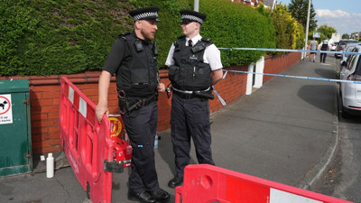 İngiltere'de üç çocuk bıçaklanarak öldürüldü. Olayın ardından kalabalık bir grup, polisle çatıştı