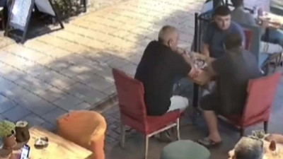 İzmir'de şoke eden olay! Kafede otururken yorgun mermi isabet etti, arkadaşları çay içmeye devam etti. O anlar saniye saniye böyle görüntülendi