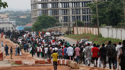 Peş peşe gelen zamlar ortalığı karıştırdı. Halk sokağa çıktı. Çok sayıda ölü var. Nijerya diken üstünde. Bu görüntüler sadece MedyaTava'da...