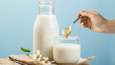 Süte 1 kaşık tahin ekleyin ve lıkır lıkır için: Faydalarını öğrenen hemen mutfağın yolunu tutacak. Tahin süt karışımının faydaları nelerdir?