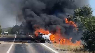Manisa'da korku dolu anlar! Kaza yapan otomobil alev topuna döndü