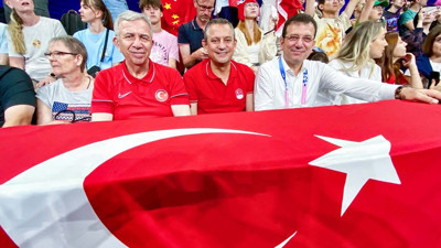 Özgür Özel, Mansur Yavaş ile Ekrem İmamoğlu aylarlar sonra bir arada... Tarih yazmaya devam eden Filenin Sultanları'nın  karşılaşmasını böyle izlediler