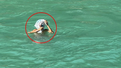 Adana'da sulama kanalında büyük tehlike! Başlarına kese kağıdı ve poşet geçirip yüzen çocuklar yürekleri ağza getirdi