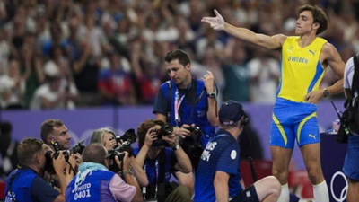 İsveçli atlet Armand Duplantis rekorlara imza attı. Yusuf Dikeç pozu verdi