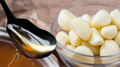 Sarımsağa bal döküp yiyende o sorundan eser kalmıyor. Günde 1 kaşık tüketmek yetiyormuş. Sarımsak ve bal karışımı neye iyi gelir?