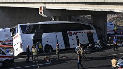 Son dakika haberi... Ankara Eskişehir yolunda yolcu otobüsü üst geçit diğerine çarptı: Korkunç kazada çok sayıda kişi can verdi, yaralılar var