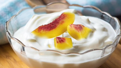 Evde şeftali varsa hemen deneyin: Yoğurda şeftali katıp yiyende o sorundan eser kalmıyormuş. Yoğurt ve şeftali karışımı neye iyi gelir?