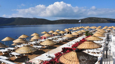 Emeklilere yeni müjde! Bakan Ersoy duyurdu: Plajlardaki o hizmetler emeklilere ücretsiz olacak