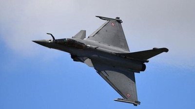 İki savaş uçağı havada çarpıştı! Eğitmen ve öğrenci pilot aranıyor. Fransa'da korkunç kaza