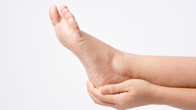 Sabahları ayağında şiddetli ağrıyla uyananlar dikkat: Ardında bu hastalık yatıyor olabilir. Sabah uyanınca ayak ağrısı neden olur?
