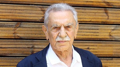 Aydemir Akbaş hayatını kaybetti. 88 yaşındaki ünlü oyuncu kanser tedavisi görüyordu