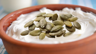 Yoğurda kabak çekirdeği atıp yiyince o sorun kökten çözülüyormuş: Yoğurt ve kabak çekirdeği karışımı neye iyi gelir?