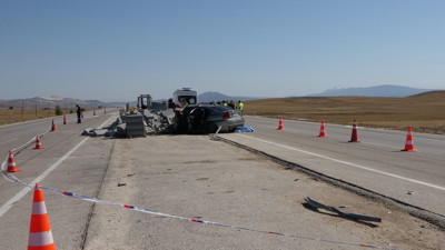 Burdur'da korkunç kaza: 2 ölü, 1 yaralı var. Araç bordür taşı yığınına çarptı