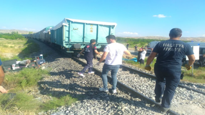 Malatya'da katliam gibi kaza. Çapa motoru trenin altında kaldı: Anne ve 2 çocuğu hayatını kaybetti