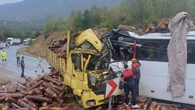 Yolcu otobüsü ile kamyon kafa kafaya çarpıştı. Çok sayıda ölü ve yaralı var