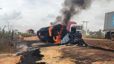 48 yanarak can verdi! Yakıt tankeri yolcu taşıyan kamyonla çarpıştı.  Nijerya'da katliam gibi kaza