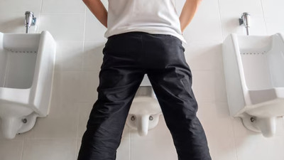 Ayakta tuvaletini yapan erkekler dikkat: Ayakta idrar yapmanın zararları ortaya çıktı
