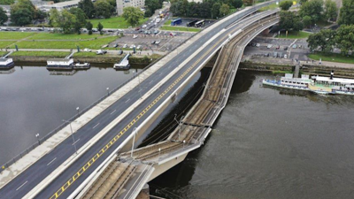 Almanya'da  Carola Köprüsü'nde rayların olduğu bölüm çöktü, facia ucuz atlatıldı