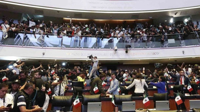 Meksika'da yargı reformunu protesto eden yüzlerce kişi Senato binasına girdi! İşte o görüntüler...