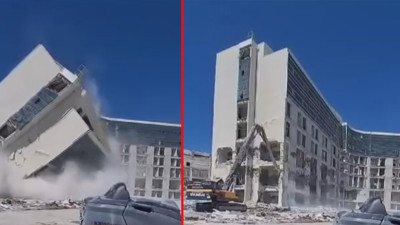 Hatay'da depremlerde hasar alan hastane, iş makinesinin tek darbesiyle yerle bir oldu. O anlar saniye saniye böyle görüntülendi