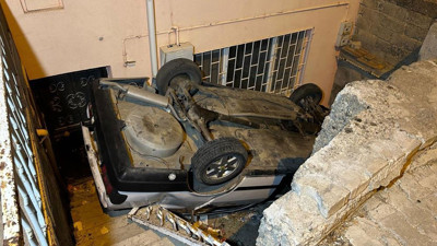 Uşak'ta feci kaza! Kontrolden çıkan otomobil bina boşluğuna düştü: Ölü ve yaralı var