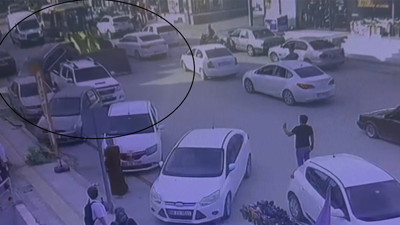 Pes dedirten anlar kamerada! Hatay'da park halindeki 4 araca çarpan iş makinesi hiçbir şey olmamış gibi yoluna devam etti