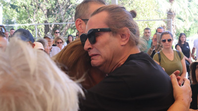 Armağan Çağlayan cenazede gözyaşlarına boğuldu! Metin Arolat'ın cenazesinde ayakta durmakta zorlandı