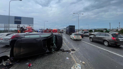 Bangkok'ta korkunç kaza kameraya böyle yansıdı: Freni boşalan TIR, araçların arasına daldı! 17 yaralı