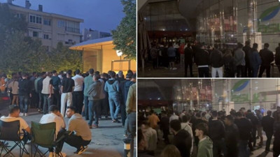 iPhone 16 kuyruğunda inanılmaz detay. Mağaza önünde kuyrukta bekleyenler telefon satıcıları çıktı. Bir kişi 50 cihaz almış