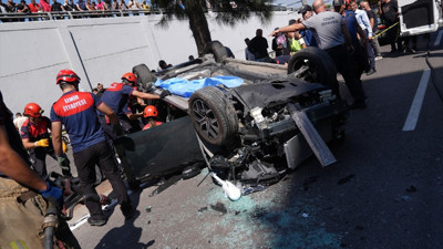 İzmir'de hastane yolunda korkunç kaza! Otomobil 5 metre yükseklikten alt geçide düştü: 3 ölü, 2 yaralı