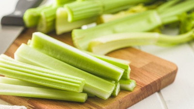 Suyunu içen fazla kilolarından kurtuluyor: Kereviz sapı suyunun faydaları nelerdir?