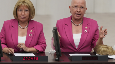 CHP'li Nurten Yontar'da Meclis'te güçlü mesaj: Kürsüde peruğunu çıkardı