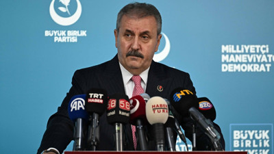 Çıtayı Yükseltti Bu kez de Bankalara Çağrı Yaptı. Kredi Kartı Limitlerini Düşürenlerin Kartını İptal Edin. BBP Genel Başkanı Mustafa Destici 750 lira tartışmasını alevlendirdi