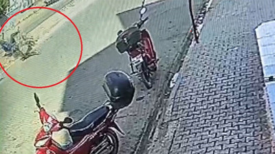 Hatay'da feci kaza kamerada! Motosikletin çarptığı yaşlı adam metrelerce böyle savruldu