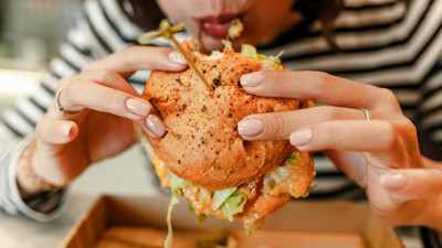 Çok hızlı yemek yiyenler dikkat: Tehlike çanları sizin için çalıyor