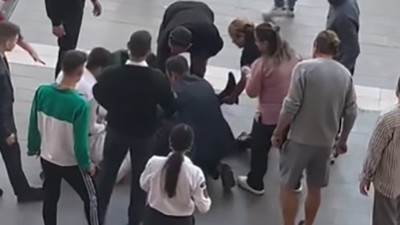 İzmir'de AVM'de korkunç olay! Kanlar içinde kaldı. Çocuklar güvenliği bıçakladı