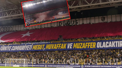 Fenerbahçe tribünlerinde 29 Ekim Cumhuriyet Bayramı coşkusu: Atatürk posteri göz doldurdu