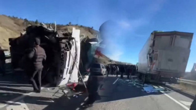 Korkunç kaza! Yolcu otobüsü TIR'a çarparak devrildi: Çok sayıda yaralı var