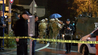 İsrail Başkonsolosluğu önünde hareketli dakikalar...Özel harekat polisleri alarma geçti