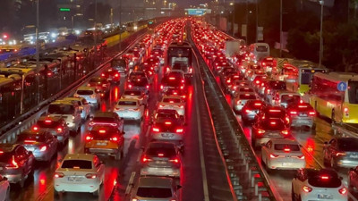 İstanbul trafiğini fırtına vurdu: Trafik yoğunluğu yüzde 90'a ulaştı!