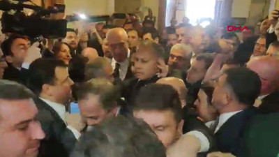 İçişleri Bakanlığı bütçe görüşmeleri öncesi kavga! İçişleri Bakanı Yerlikaya ile Başarır göğüs göğüse itişti. Bakan salona güçlükle girdi