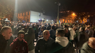 Tunceli Belediyesi önünde gergin anlar. Polis ablukası ve kayyum atanması sonrası tansiyon yükseldi