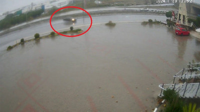 Bursa'da kaza peş peşe böyle geldi! Kayganlaşan yolda kaza yapan otomobile, arkadan gelen polis otosu çarptı. O anlar kameraya böyle yansıdı