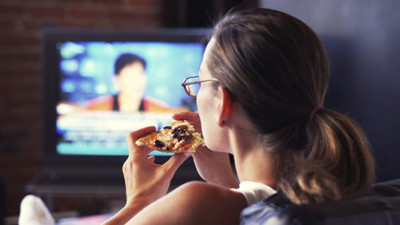 Araştırmalarla kanıtlandı: Televizyona veya telefona bakarak yemek yemeyin