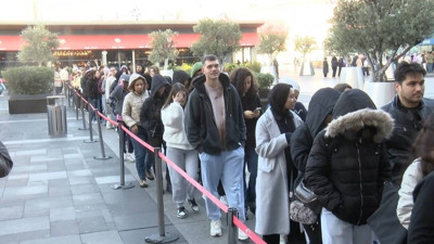 Alışveriş merkezlerinde Efsane Cuma izdihamı! Metrelerce kuyruk oluştu