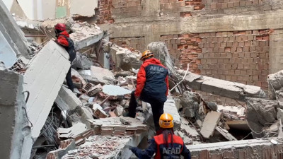 İstanbul'da 4 katlı binada çökme: 1 işçi göçük altında kaldı